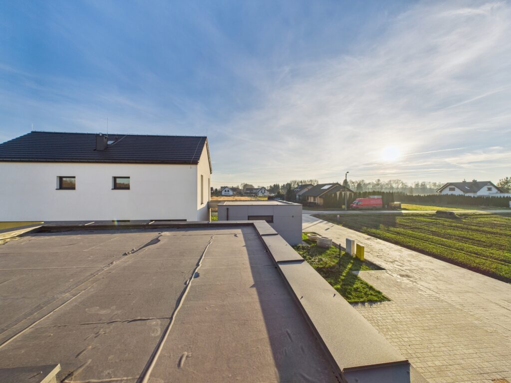 Nowoczesny dom z garażem i ogrodem. - zdjęcie 11