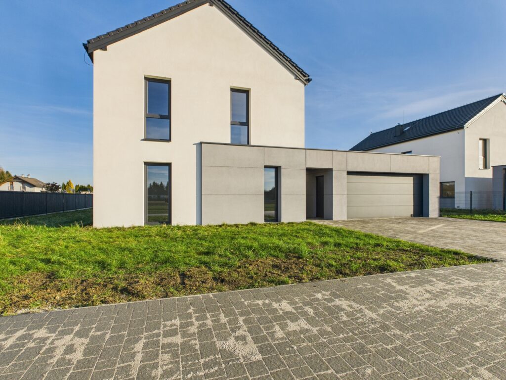 Nowoczesny dom z garażem i ogrodem. - zdjęcie 8