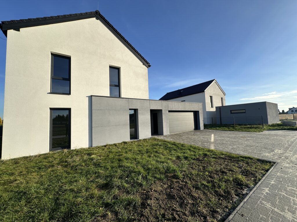 Nowoczesny dom z garażem i ogrodem. - zdjęcie 3