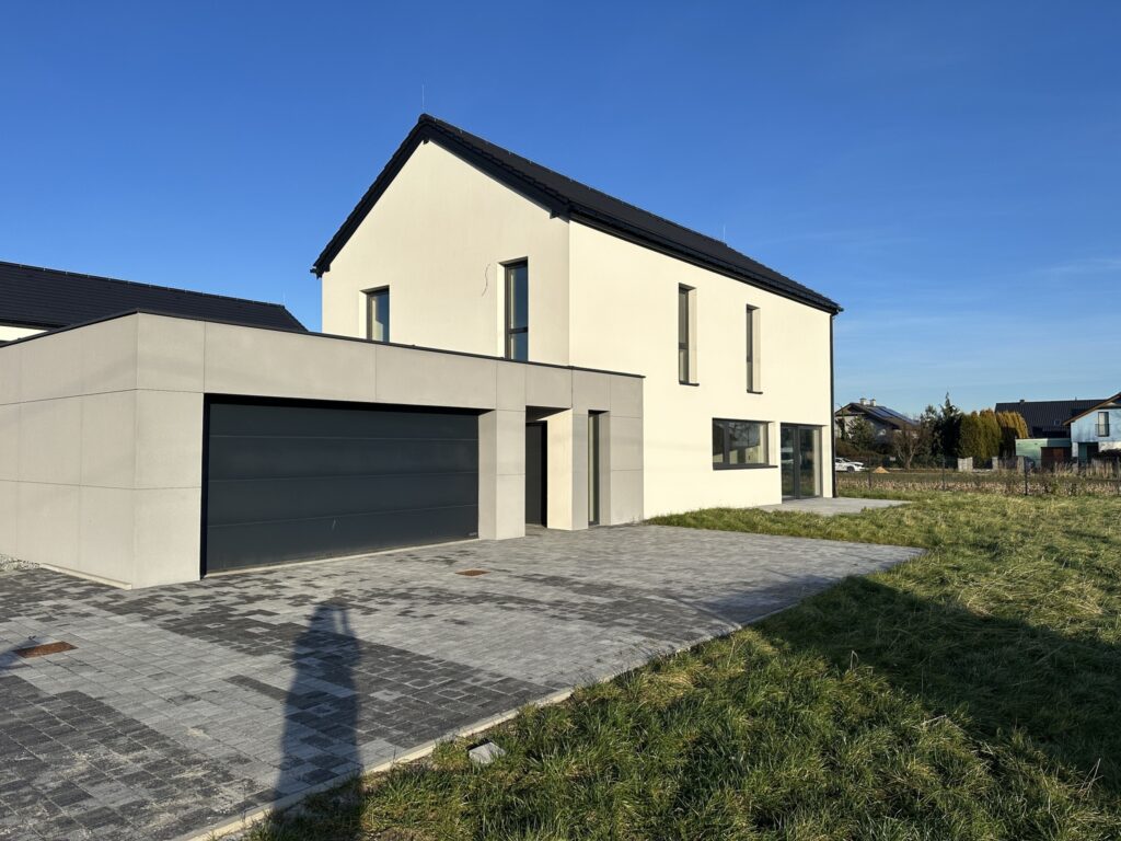 Nowoczesny dom z garażem i ogrodem. - zdjęcie 7