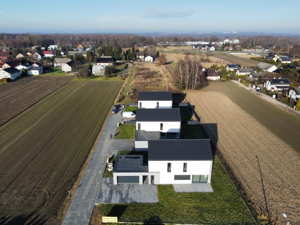 Nowoczesny dom z garażem i ogrodem. - zdjęcie 31