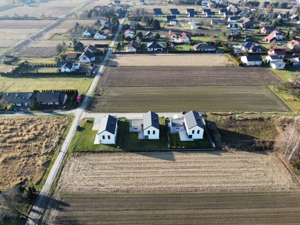 Nowoczesny dom z garażem i ogrodem. - zdjęcie 32