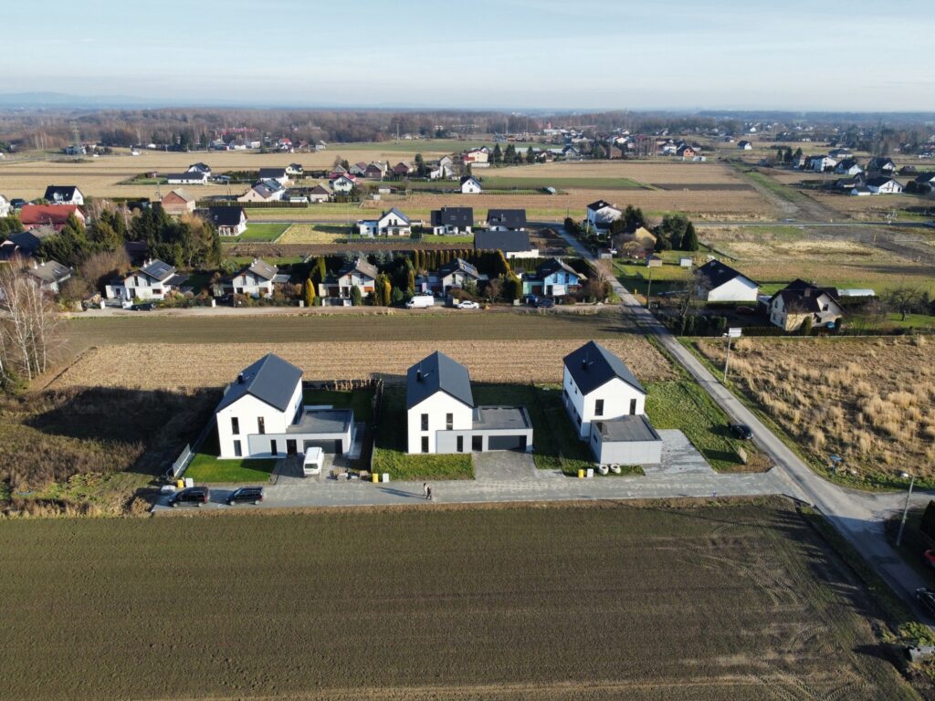 Nowoczesny dom z garażem i ogrodem. - zdjęcie 33