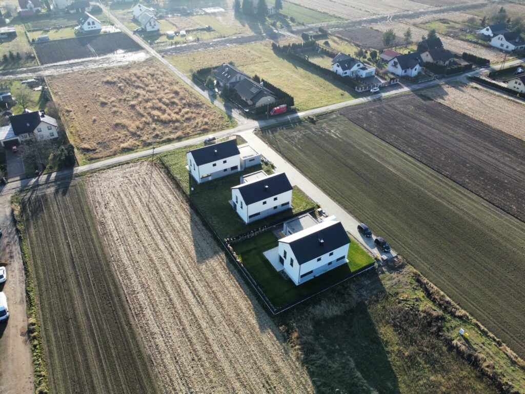 Nowoczesny dom z garażem i ogrodem. - zdjęcie 35