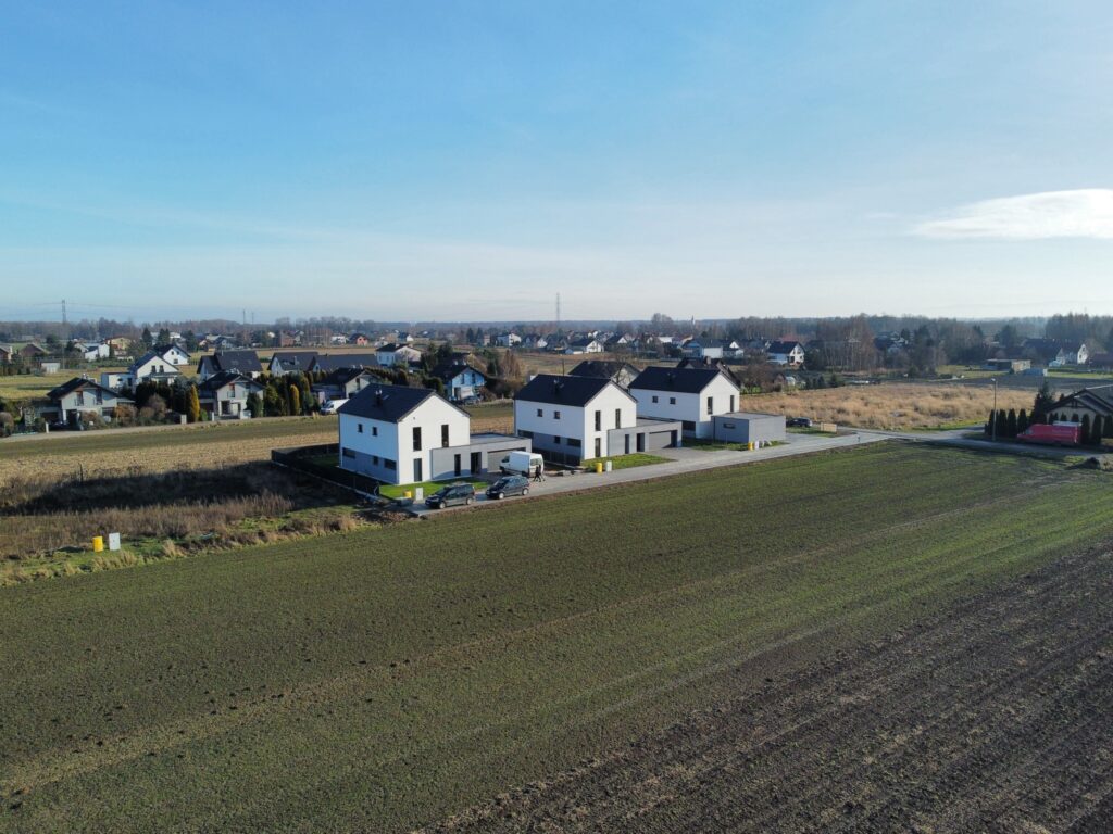 Nowoczesny dom z garażem i ogrodem. - zdjęcie 36