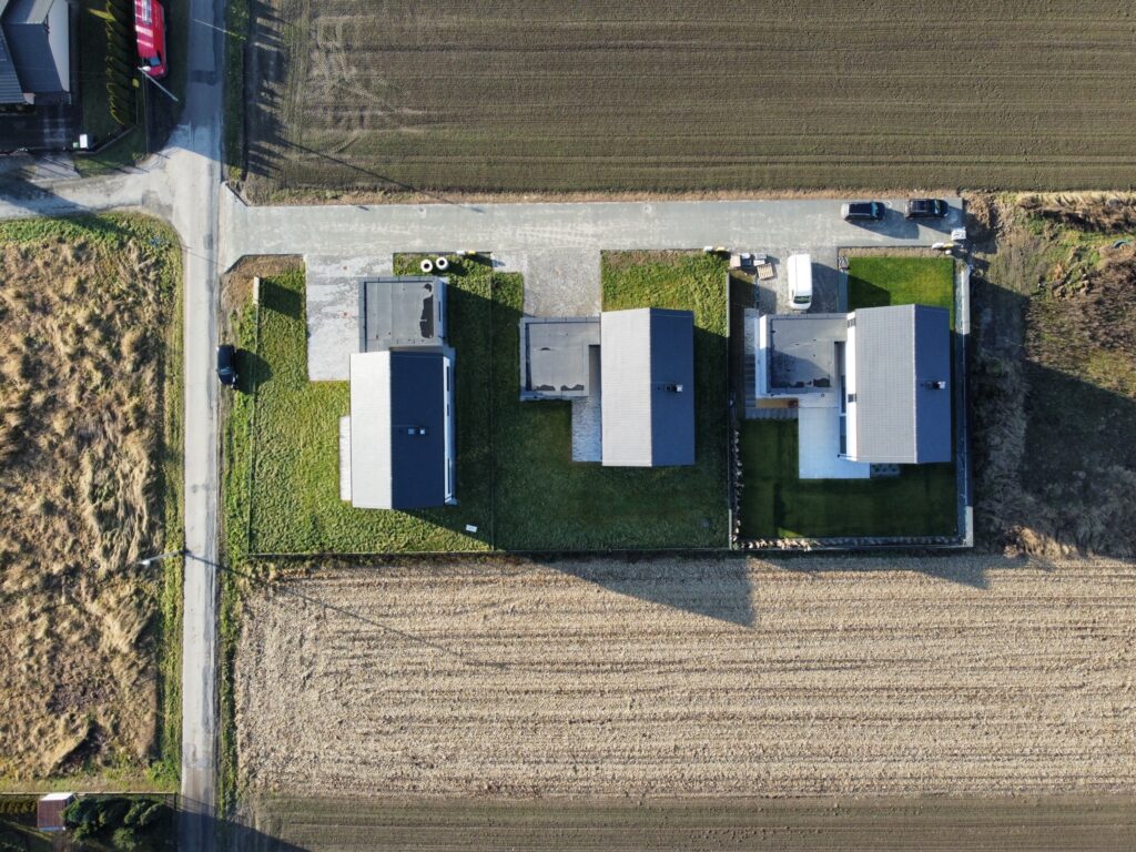 Nowoczesny dom z garażem i ogrodem. - zdjęcie 37