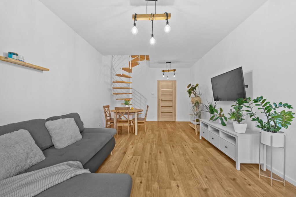 Słoneczny segment z ogródkiem i garażem pod lasem! - zdjęcie 2