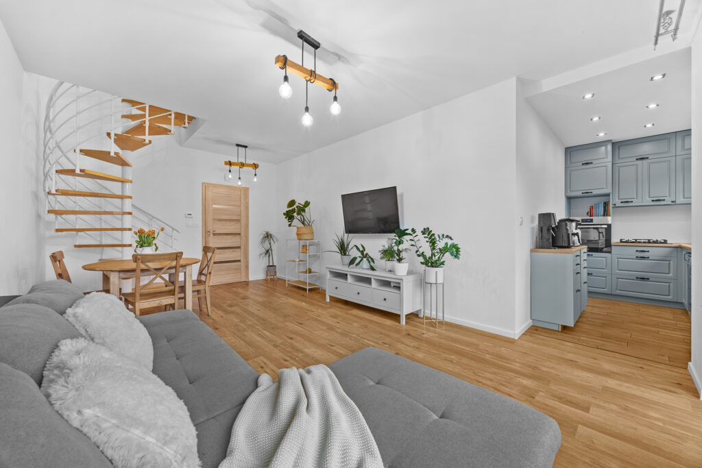 Słoneczny segment z ogródkiem i garażem pod lasem! - zdjęcie 3