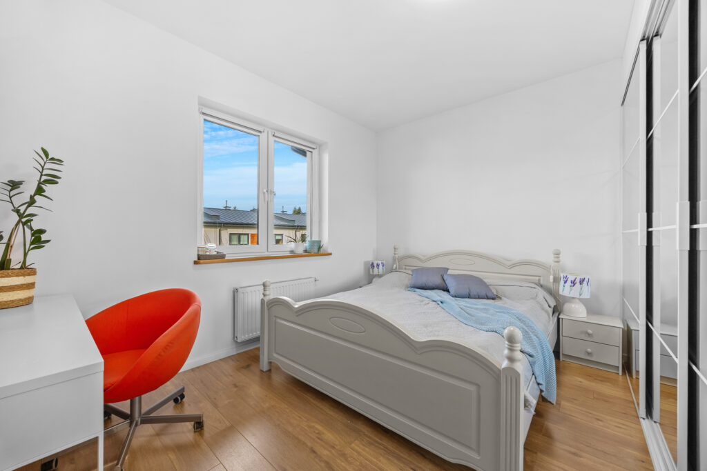 Słoneczny segment z ogródkiem i garażem pod lasem! - zdjęcie 6