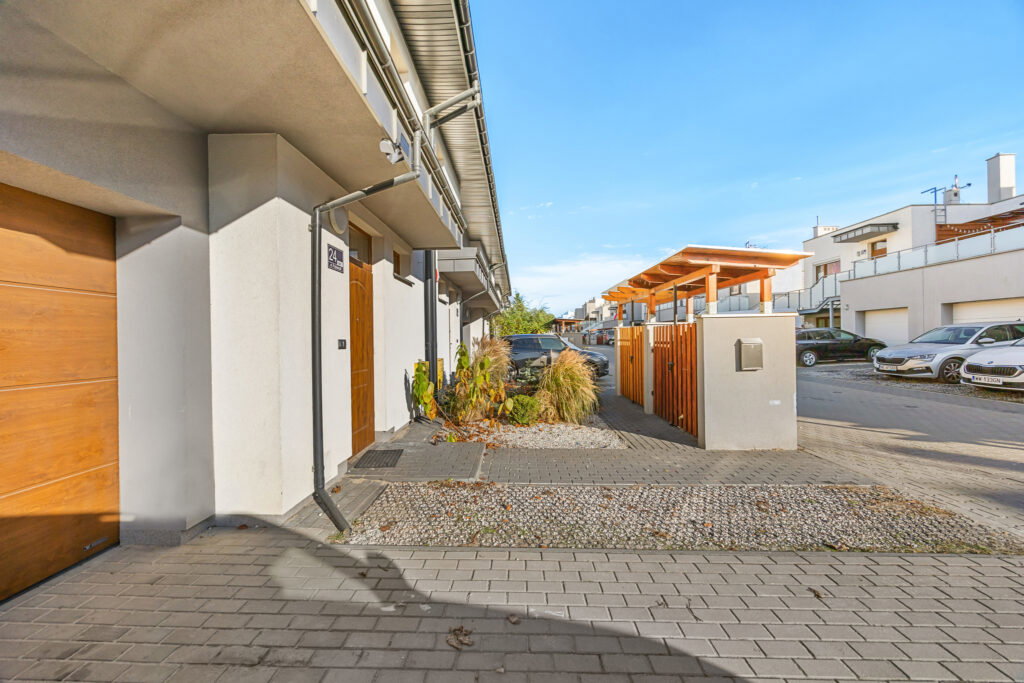 Słoneczny segment z ogródkiem i garażem pod lasem! - zdjęcie 12