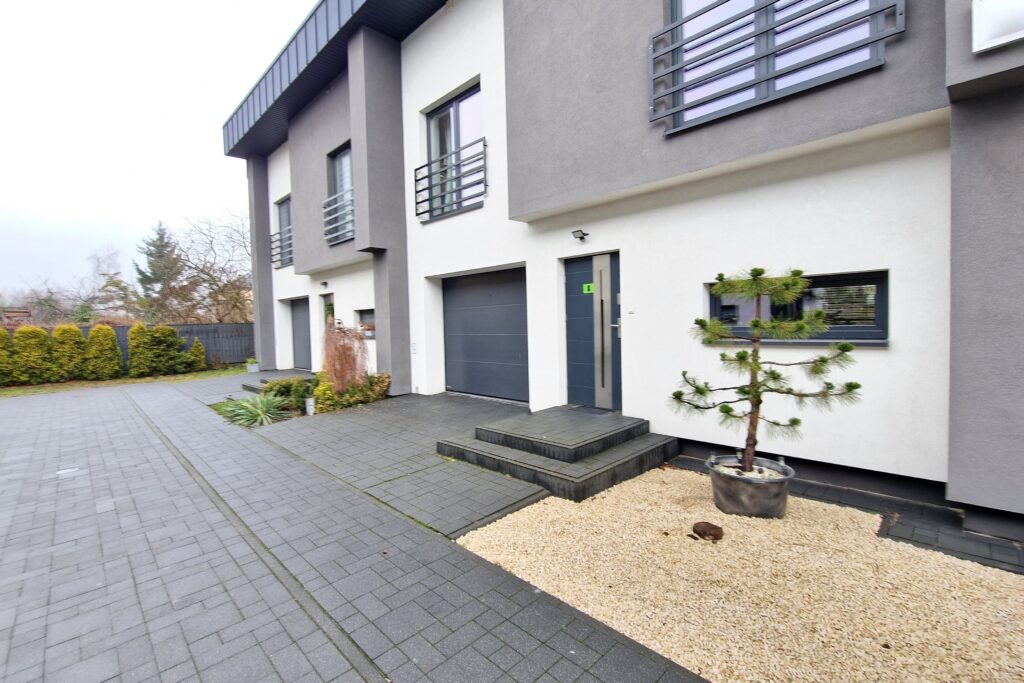 Atrakcyjny segment z ogródkiem i garażem - zdjęcie 1