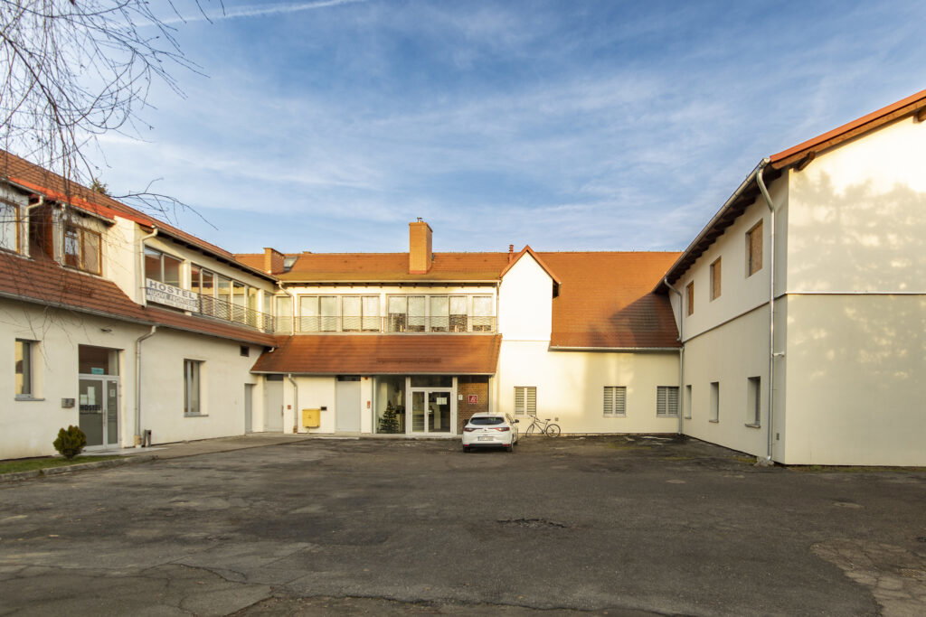 Hotel + ogromny potencjał mieszkaniowy i usługowy - zdjęcie 5