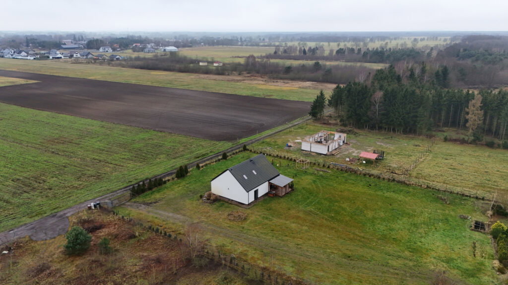 Komfortowy dom z garażem w Krępsku, gmina Goleniów - zdjęcie 35