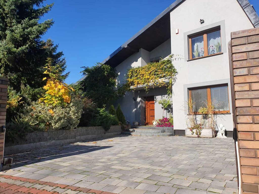 Dom z pięknym ogrodem i dużą działką 1868 m² - zdjęcie 1