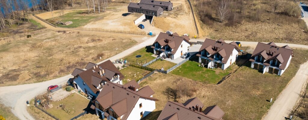 Bliźniak na sporej działce blisko jeziora ! - zdjęcie 37