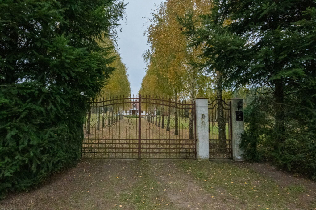 Dworek z dużą działką blisko lasu i jeziora - zdjęcie 2