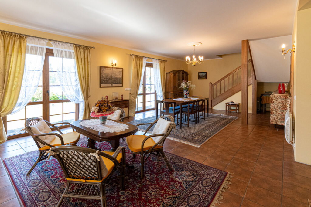 Dworek z dużą działką blisko lasu i jeziora - zdjęcie 4