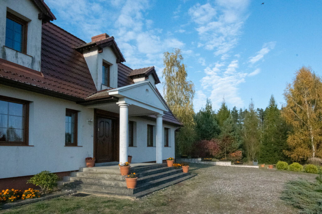 Dworek z dużą działką blisko lasu i jeziora - zdjęcie 9