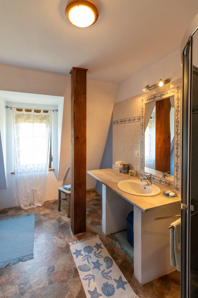 Dworek z dużą działką blisko lasu i jeziora - zdjęcie 21