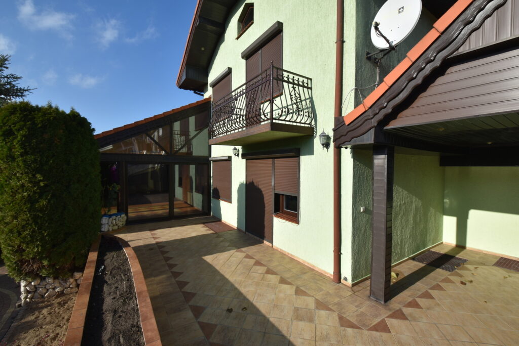 Duży dom 300 m2/3 mieszkania/pod najem/ogród/garaż - zdjęcie 2