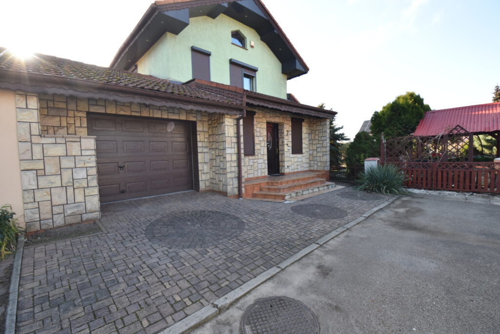Duży dom 300 m2/3 mieszkania/pod najem/ogród/garaż - zdjęcie 3