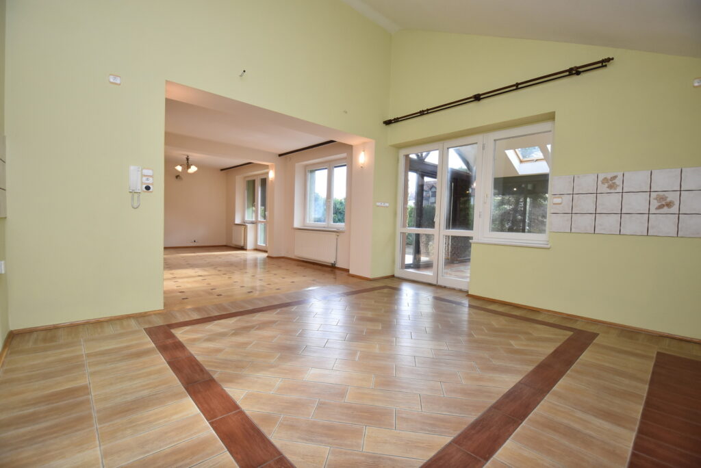 Duży dom 300 m2/3 mieszkania/pod najem/ogród/garaż - zdjęcie 10