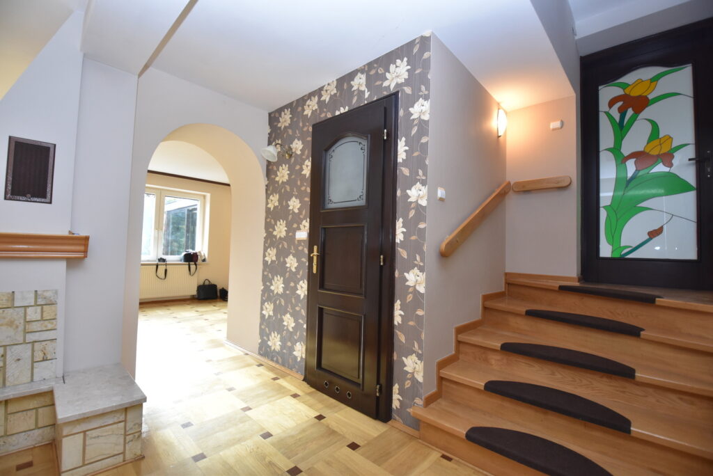 Duży dom 300 m2/3 mieszkania/pod najem/ogród/garaż - zdjęcie 11