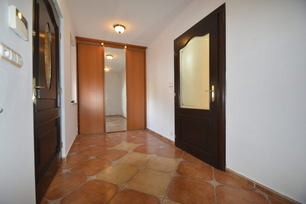 Duży dom 300 m2/3 mieszkania/pod najem/ogród/garaż - zdjęcie 22