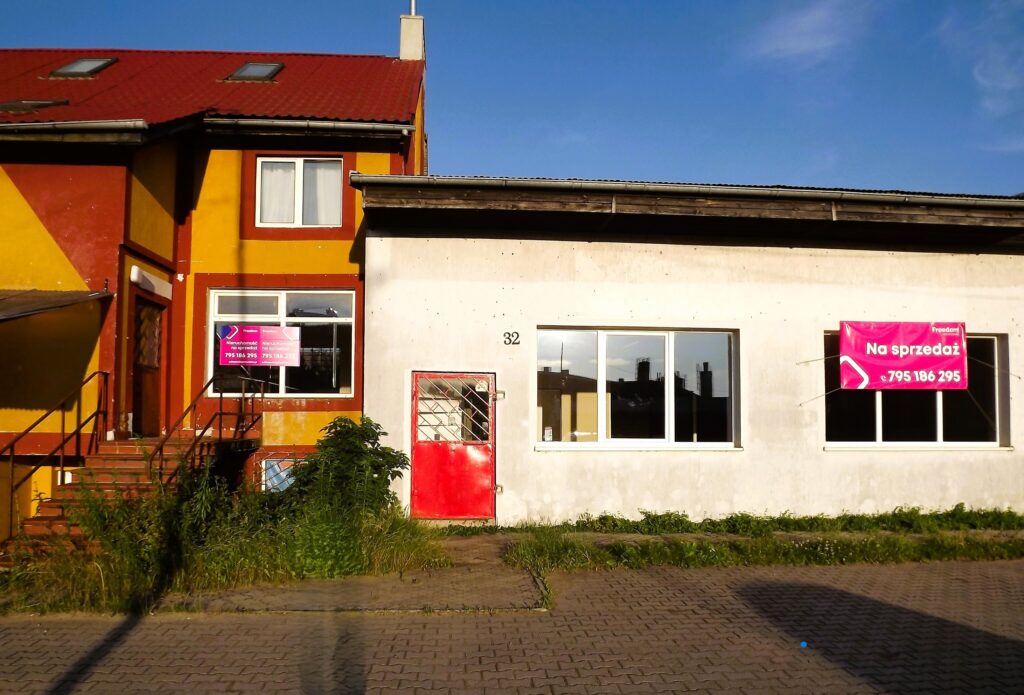 Dwa lokale użytkowe w Olsztynku z potencjałem - zdjęcie 1