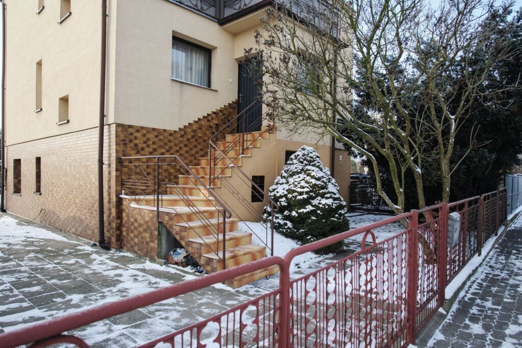 Wolnostojący wyremontowany dom w spokojnej okolicy - zdjęcie 9