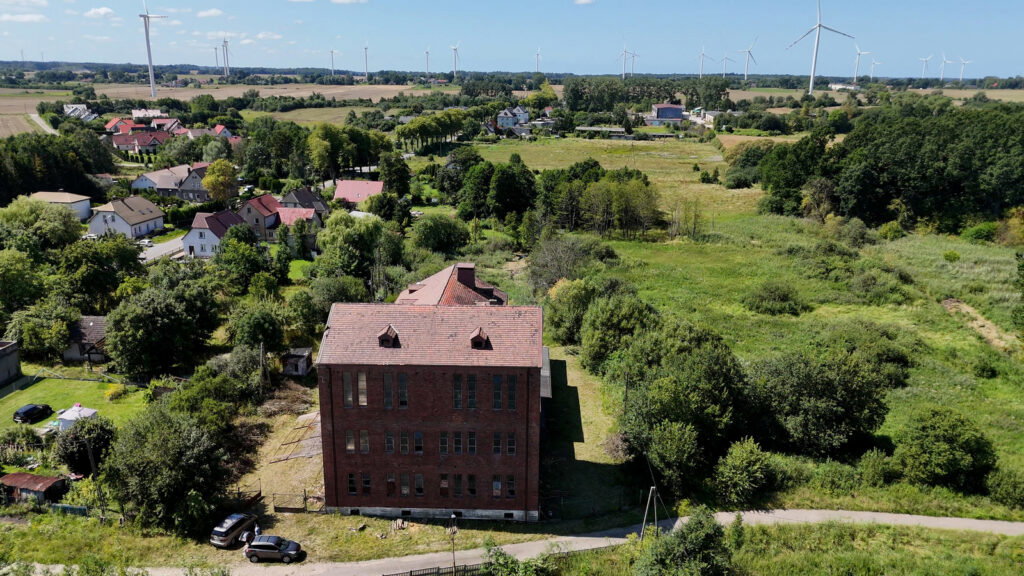 Duża hala 2500m2 wraz z gruntem - zdjęcie 2