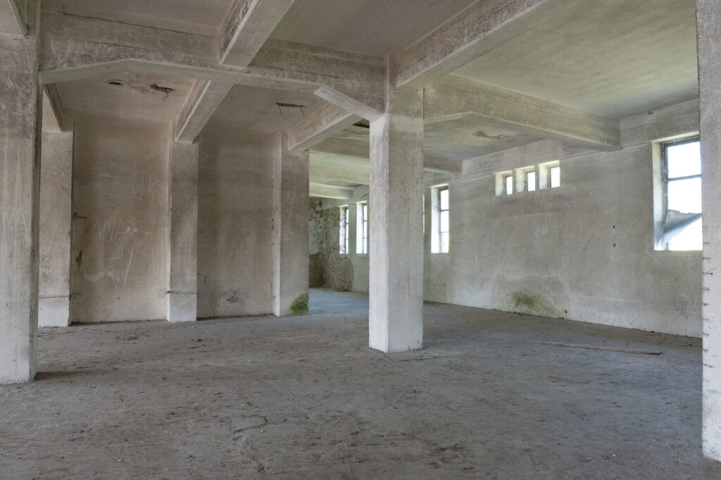 Duża hala 2500m2 wraz z gruntem - zdjęcie 11