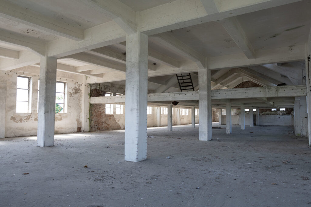 Duża hala 2500m2 wraz z gruntem - zdjęcie 12