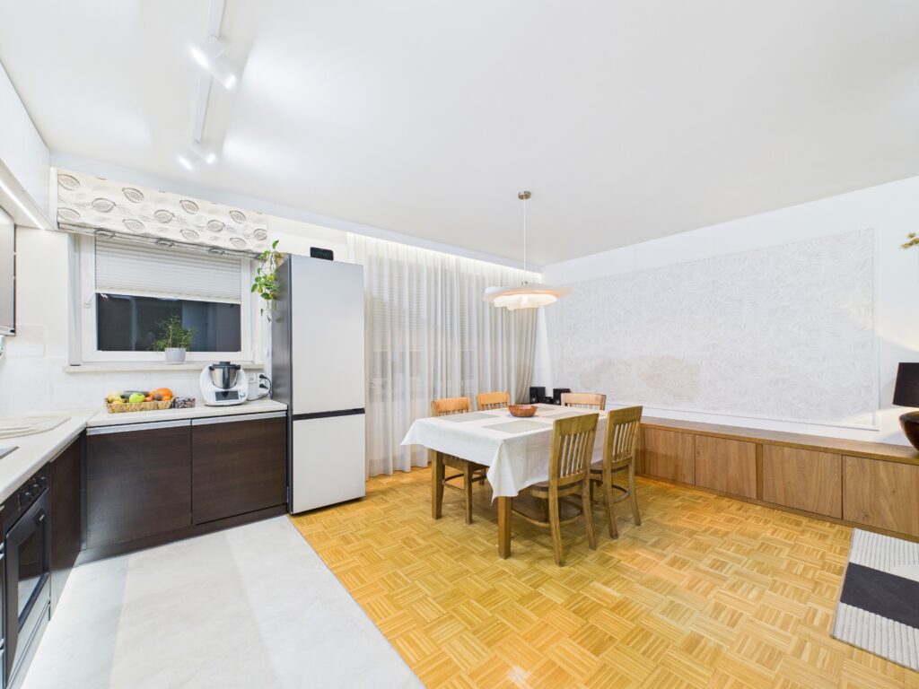 * dwa balkony * cegła * zamknięte osiedle * - zdjęcie 4