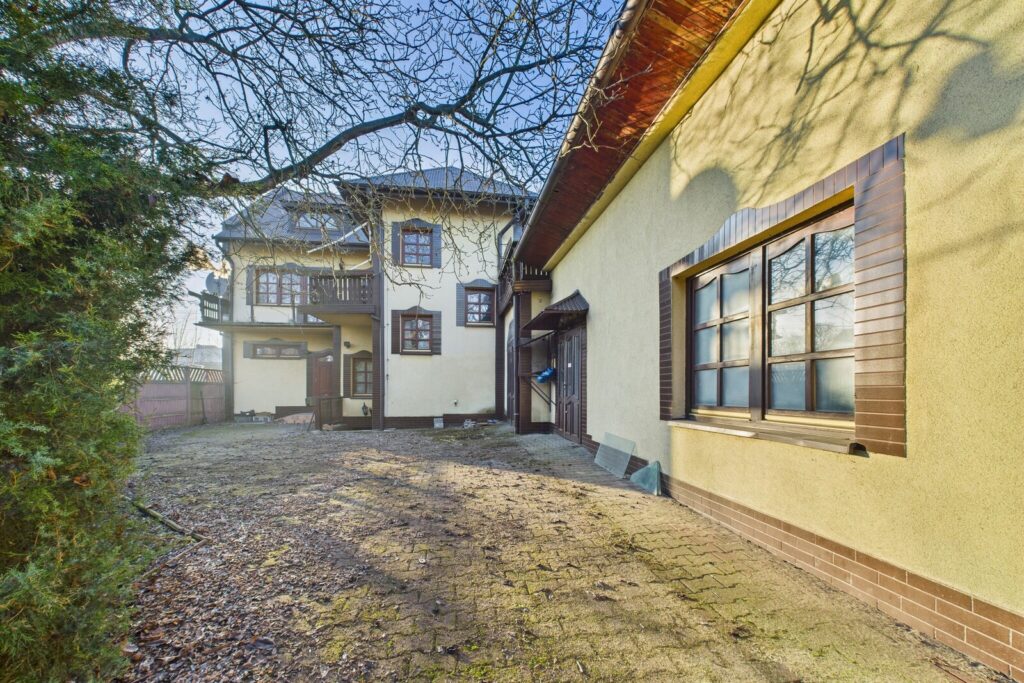 Budynek mieszkalno-usługowy na dużej działce - zdjęcie 5