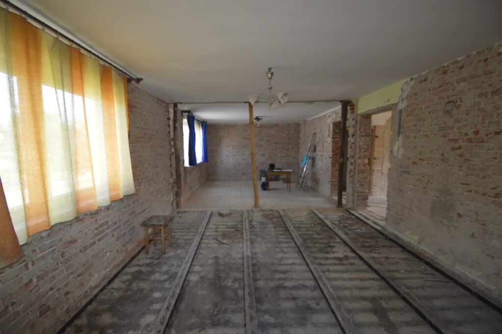 Dom na wsi do wykończenia 130 m2, 7 pokoi  + garaż - zdjęcie 8