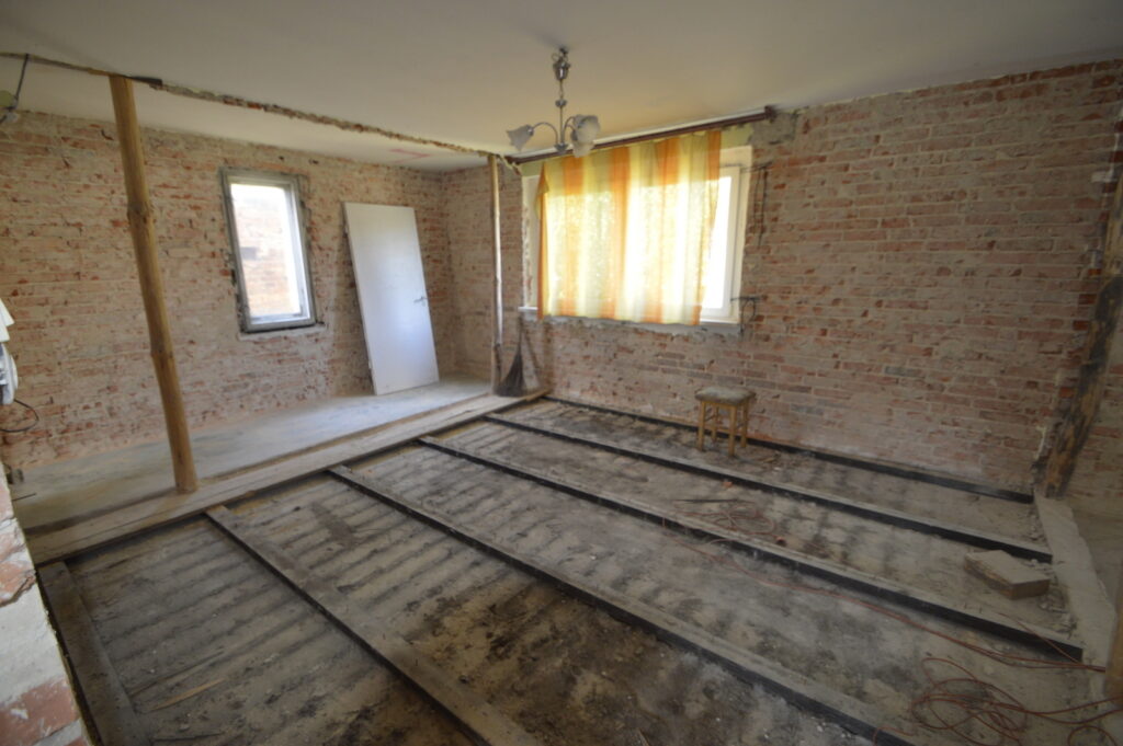 Dom na wsi do wykończenia 130 m2, 7 pokoi  + garaż - zdjęcie 10