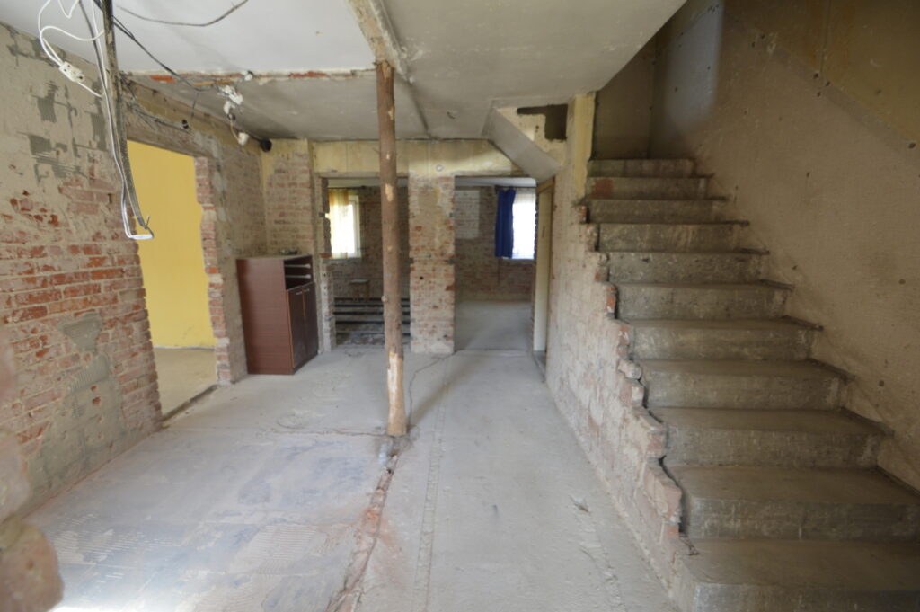 Dom na wsi do wykończenia 130 m2, 7 pokoi  + garaż - zdjęcie 11