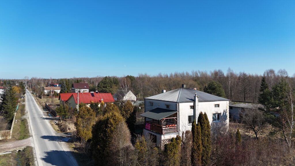 Rodzinny dom z dużą działką budowlaną - zdjęcie 16