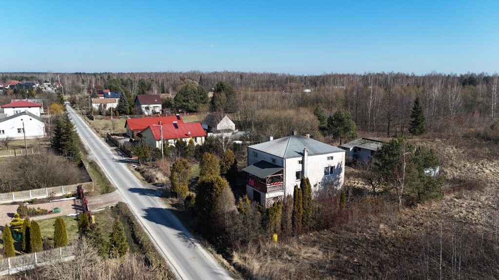 Rodzinny dom z dużą działką budowlaną - zdjęcie 17
