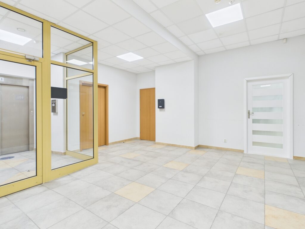 Lokal do wynajęcia w doskonałej lokalizacji - zdjęcie 6