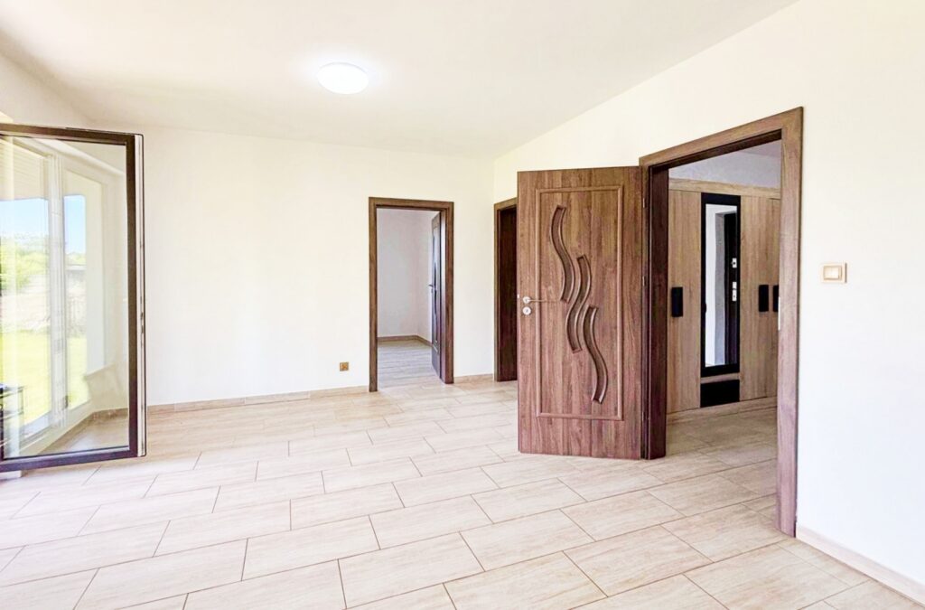 Nowy, parterowy dom + poddasze-na działce 1000 m2 - zdjęcie 8