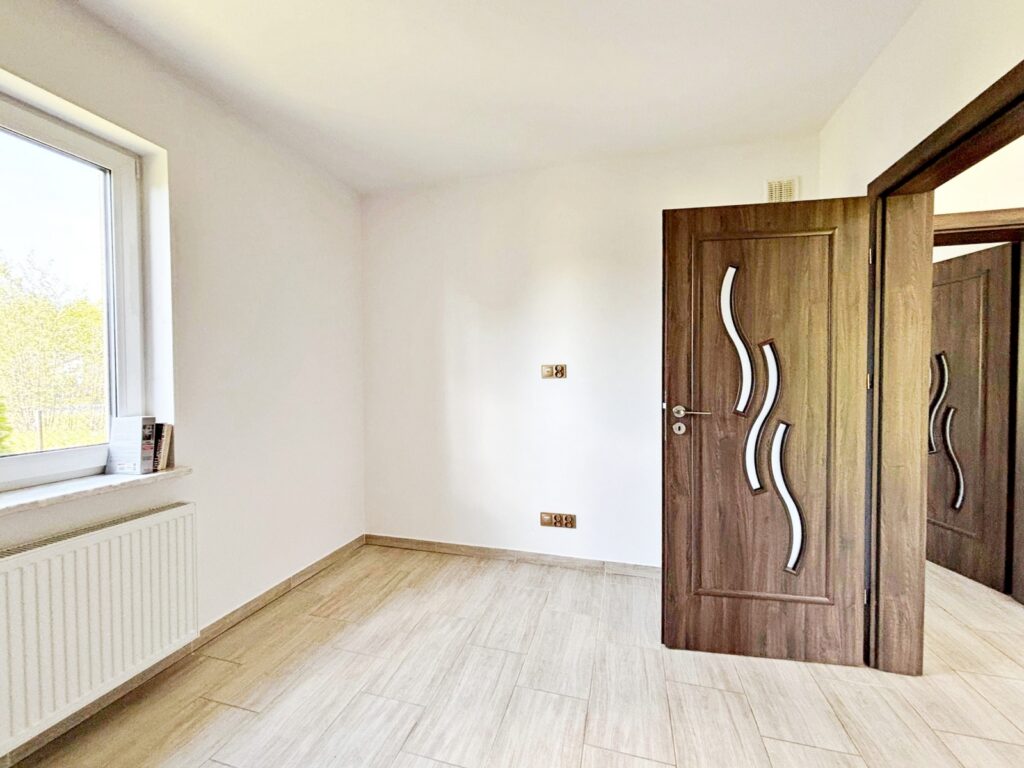 Nowy, parterowy dom + poddasze-na działce 1000 m2 - zdjęcie 13