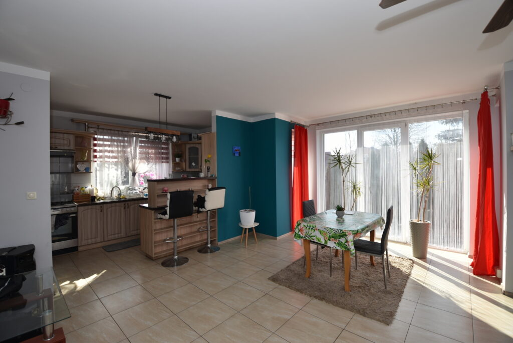 Nowoczesny dom piętrowy - zdjęcie 2