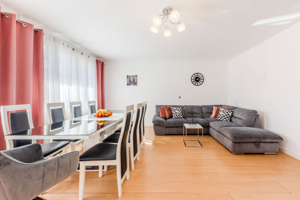 Przytulny dom w spokojnej okolicy - zdjęcie 4