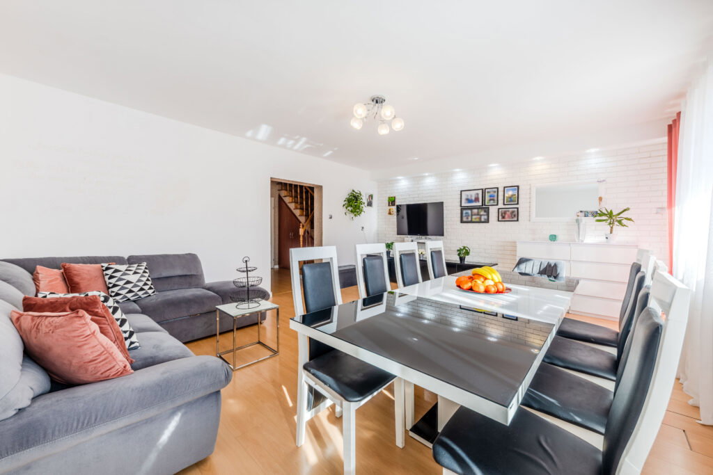 Przytulny dom w spokojnej okolicy - zdjęcie 5