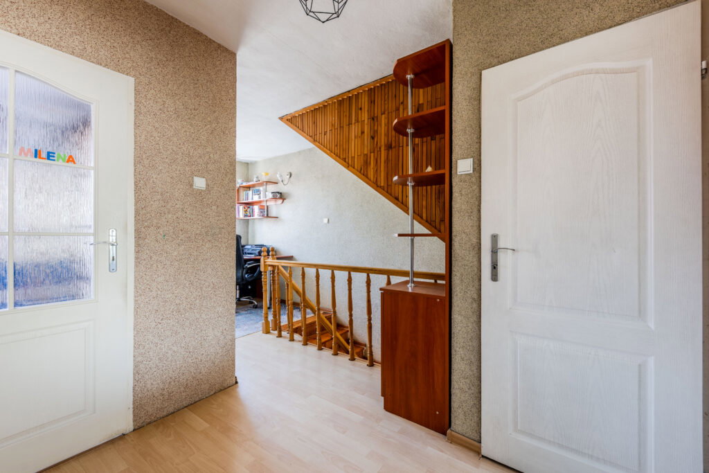 Przytulny dom w spokojnej okolicy - zdjęcie 13