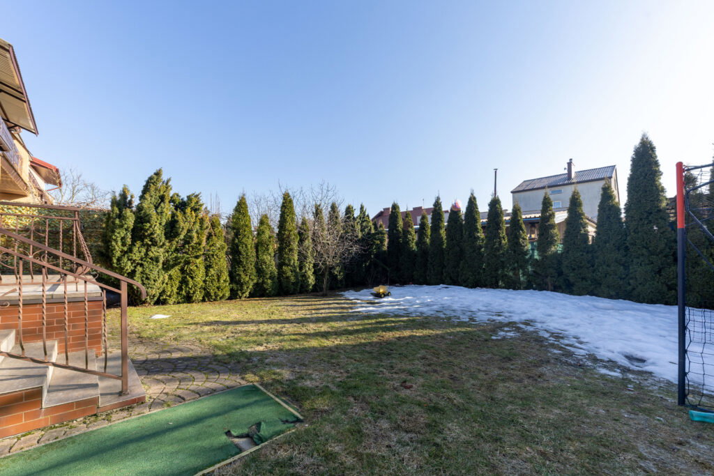 Przytulny dom w spokojnej okolicy - zdjęcie 16