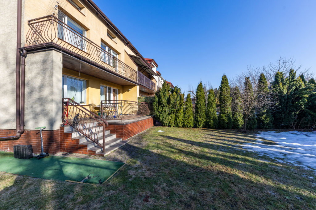 Przytulny dom w spokojnej okolicy - zdjęcie 17