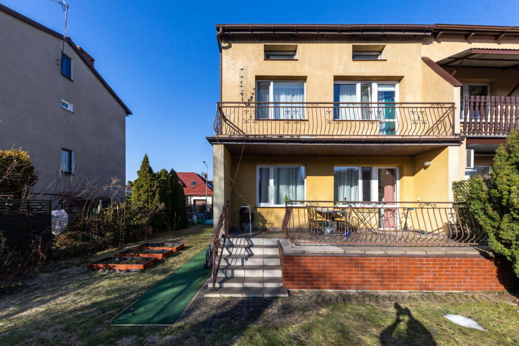 Przytulny dom w spokojnej okolicy - zdjęcie 18